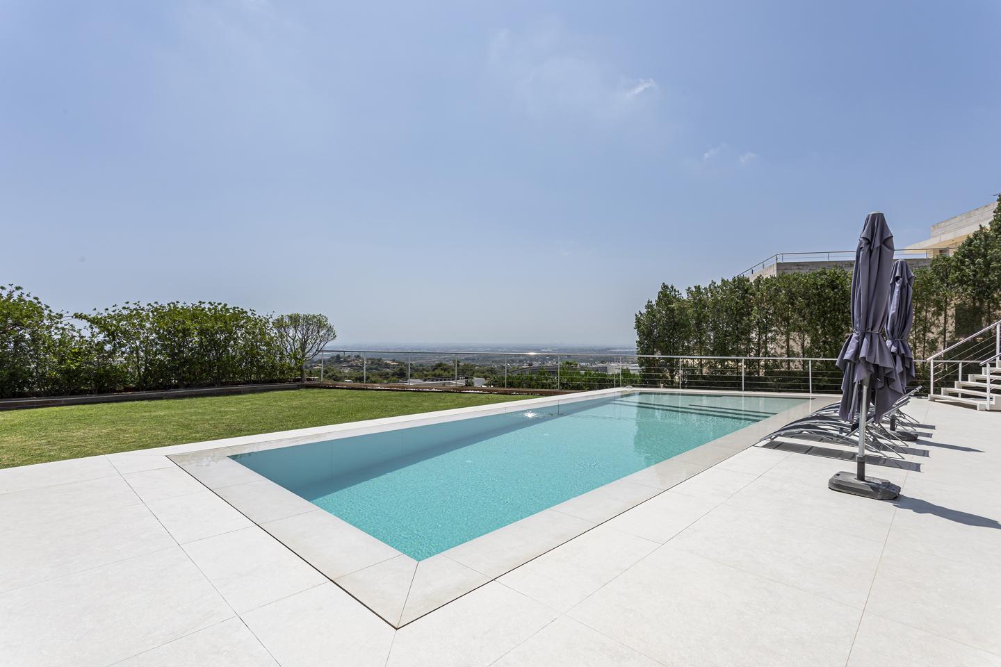 Villa with pool Valencia — garden and infinity pool